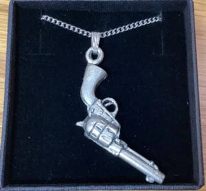 Colt 45 Pistole Silber Zinn Anhänger an einer Kette - Bild 1 von 4