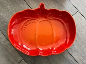 PLATO DE CALABAZA MEDIANO LE CREUSET 9", GRES, NARANJA VOLCÁNICA, NUEVO EN CAJA - Imagen 1 de 4