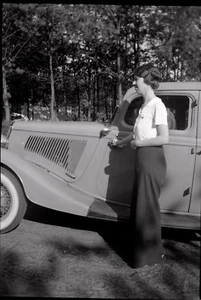 Femme à côté voiture  - Ancien négatif photo an. 1930 - Picture 1 of 1
