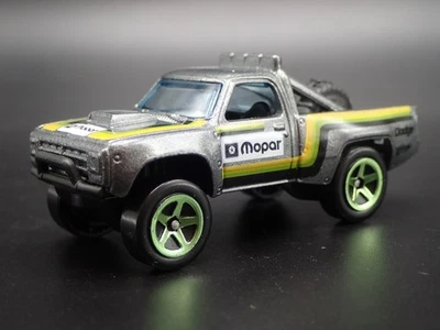 1987 87 DODGE D100 Pick-Up Camion Mopar Trofeo Camion 1/64 Scala Modellino Auto - Immagine 1 di 4