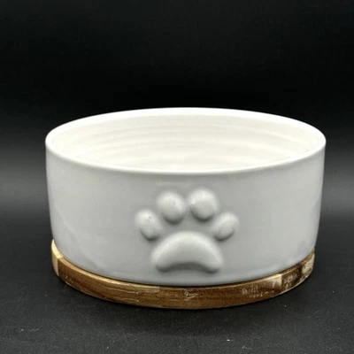 Cuenco de cerámica blanca para perros con base de madera estampado de pata elevada 5,75 X 2,75 pulgadas Foto 1 de 4
