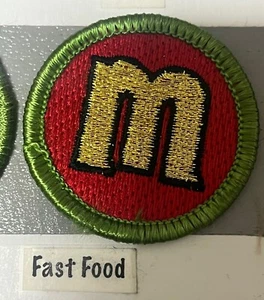FAST FOOD MC DONALDS WENDYS VERDIENSTABZEICHEN AUFNÄHER JUNGE SCOUT AUFNÄHER LUSTIGE SPOOF BS - Bild 1 von 1