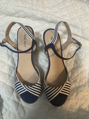 Plataforma informal Nine West para mujer punta abierta, azul y blanco talla 8 Foto 1 de 4