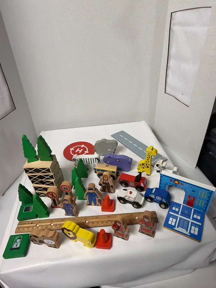 Lote de acessórios de madeira para cidade – árvores, pessoas, carros, placas, edifícios (estilo brio) - Imagem 1 de 1