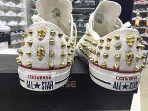 Converse All Star Bianche basse personalizzate con borchie oro a punta più tesch - Foto 1 di 3