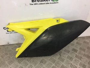 SUZUKI RMZ250 RMZ 250 ASIENTO IZQUIERDO PANEL LATERAL AÑO 2010 - Imagen 1 de 2