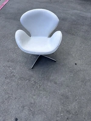 Silla giratoria de cuero blanca moderna de mediados de siglo Foto 1 de 4