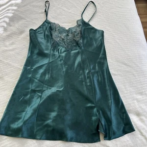 Victoria Secret Green short nightie with lace inset and spaghetti strap - Picture 1 of 15