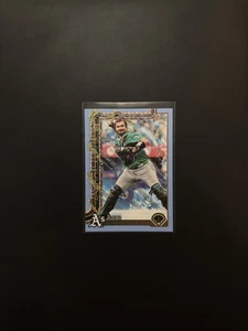 2025 Topps Holiday Shea Langeliers Light Blue & White Glitter #H102 Athletics - Bild 1 von 2