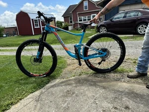 Barely ridden Giant Downhill bicycle, Medium, 27.5 inch wheel, Clip in pedals - Picture 1 of 9