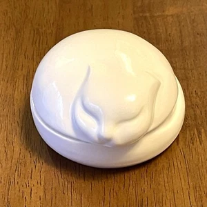Caja de baratijas de porcelana vintage Nancy Lopez Inc. blanca para gato dormido Japón 1977 - Imagen 1 de 16
