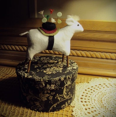 Arte popular primitivo hecho a mano primitivo estilo vintage ovejas granja caja de alfileteros Foto 1 de 4