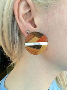 Ein handgefertigter moderner Designer Knopf Ohrring - Bild 1 von 2