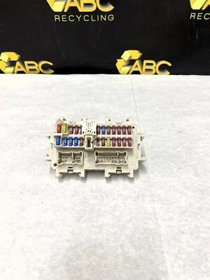 Conjunto de relé de caja de fusibles de motor Nissan Xterra 2010-2015 Foto 1 de 4