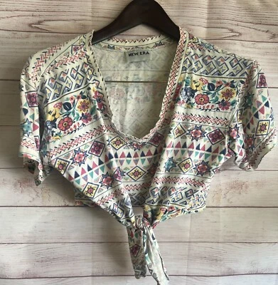 Vintage New Era 1990s Geometric Front Tie Crop Top Foto 1 de 4
