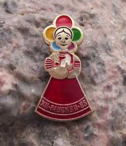 1985 WFDY World Youth Festival Moscow Traditional Dress Girl Pin Badge - Picture 1 of 2