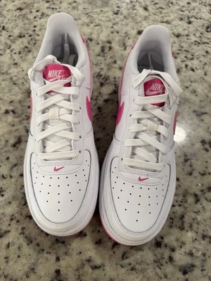 Nike Force 1 infantil pré-escolar baixo tamanho 6.5 novo branco/rosa - Imagem 1 de 4