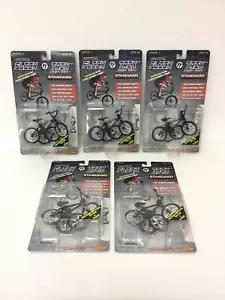 6x NEW FLICK TRIX TAO Finger Bikes Series 1 Black w/U-Lock Keychain & Stand - Picture 1 of 12