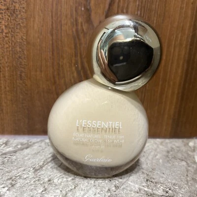 GUERLAIN - L’ESSENTIAL - NATURAL GLOW FOUNDATION 16H WEAR - 00W 9F01 Full Size - Image 1 of 4