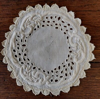 Napperon ancien brodé lin blanc et beige - Photo 1/4