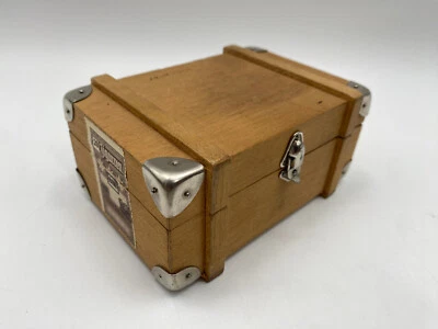 * HOLZ SCHATULLE ZIGARRENKISTE STEUER BANDEROLE TRUHE SCHATZKISTE REISETRUHE - Bild 1 von 4