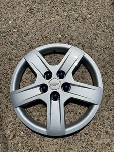 One factory 2005 to 2006 Chevy Equinox bolt on 16 inch hubcap wheel cover - Picture 1 of 24