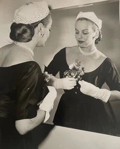 Foto De Colección Mujer Fijando Flores para Vestir Diario de Providencia Lawrence Millard - Imagen 1 de 4