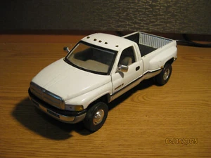 1/18 SCALE DODGE 3500 DUALLY PICKUP IN WHITE BY JRL , NO BOX - Picture 1 of 20