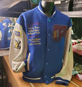 Chaqueta Universitaria Louis Vuitton Virgil Abloh x Mago de Oz Monograma LV Hombres Talla 52 - Imagen 1 de 24