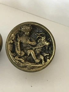 Antiguo juego de 4 tiradores/manijas de cajón de latón/bronce fundido ornamentado “querubines en RAMS” - Imagen 1 de 7