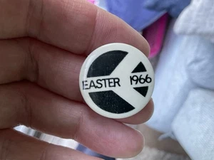 Vintage Ostern März 1966 CND Schild Stop the bomb war Pin Anstecker Peace Not War - Bild 1 von 4