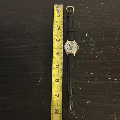Reloj de cuerda Wonder Woman hecho en Suiza funciona con correa de cuero Disney Foto 1 de 4