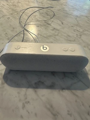 Altavoz inalámbrico portátil Beats Pill Plus blanco Foto 1 de 2