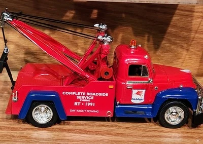 Camión de remolque First Gear 1955 Diamond T Mobilgas rojo y azul escala 1:34 camión fundido a presión Foto 1 de 4