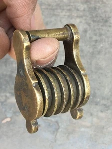 ANTIGUO CANDADO EN MINIATURA DE LATÓN DE 5 RUEDAS FORMA ÚNICA DE COLECCIÓN - Imagen 1 de 17