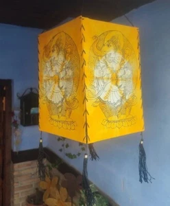 LAMPARA DE TELA AMARILLA CON DIBUJOS DE GANESHA - Imagen 1 de 2