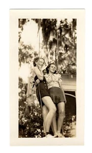 Foto trovata B&W 1937 Presepi giovani belle ragazze amici Bishop Swing Texas - Foto 1 di 2