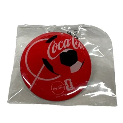 Prendedor redondo patrocinador Coca-Cola FIFA 2026 FUTBOL SOCCER NUEVO EN BOLSA  Foto 1 de 4