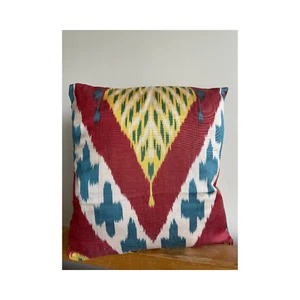 Ikat Kissenbezug, lebendige burgundergelbe und blaue Motive, Statement Kissen - Bild 1 von 7