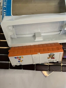 Vintage Life-Like HO Scale Model Train Toys R' Us box car With Box Doors - Bild 1 von 6