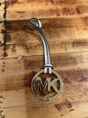 Michael Kors MK Bolso Dije REEMPLAZO Etiqueta de Mano Tono Dorado Cuero Blanco Foto 1 de 2