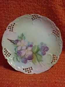PLATO DE PORCELANA PERFORADA PINTADO A MANO VINTAGE FLORES Y BAYAS FIRMADO POR ARTISTA - Imagen 1 de 1