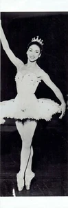 1970 Vintage Photo Leggy Ballet Dancer Margot Fonteyn posiert während der Aufführung - Bild 1 von 2