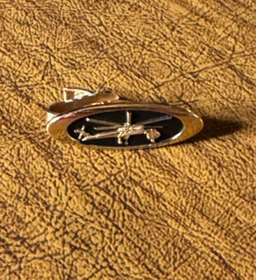 Helicóptero vintage dourado clipe de gravata aeronave militar Black Hawk. Belo clipe de gravata. - Imagem 1 de 3