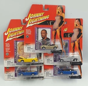 VIP: JUEGO DE 5 COCHES CARDADOS FUNDIDOS A PRESIÓN DE JOHNNY LIGHTNING INC. CONVERTIBLE MUSTANG - Imagen 1 de 5