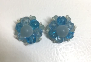Pendientes de clip con racimo redondo con cuentas azules marcados Alemania vintage - Imagen 1 de 3