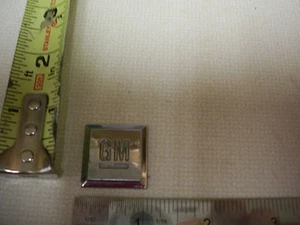 GM SQUARE SCRIPT EMBLEM SYMBOL USED BAGDE SILVER OEM ORIGINAL - Foto 1 di 1