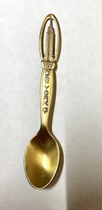 CUCCHIAIO SOUVENIR OTTONE DA COLLEZIONE - DESIGN EDIFICIO IMPERO STATO - NEW YORK - Foto 1 di 3