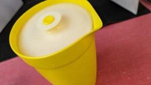 Vintage Aufbewahrungsprodukte perfekte Aufbewahrung roter Krug Druckverschluss Made USA Kunststoff - Bild 1 von 4