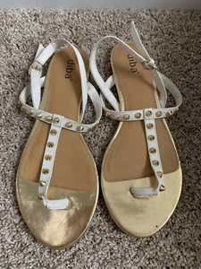 Sandalias Diba blancas y doradas con clavos talla 9 - Imagen 1 de 5